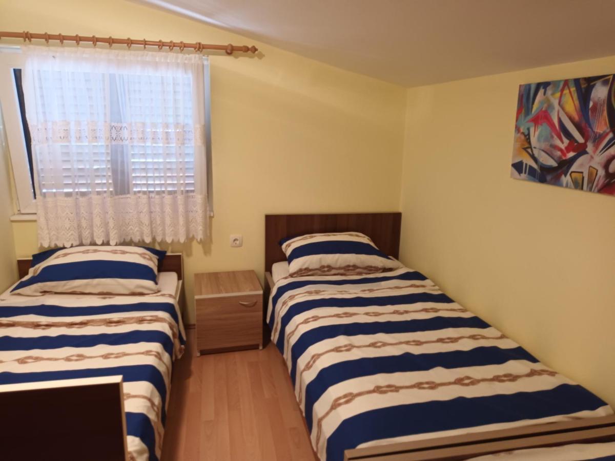 Appartamento Apartman Zlata Vir Esterno foto