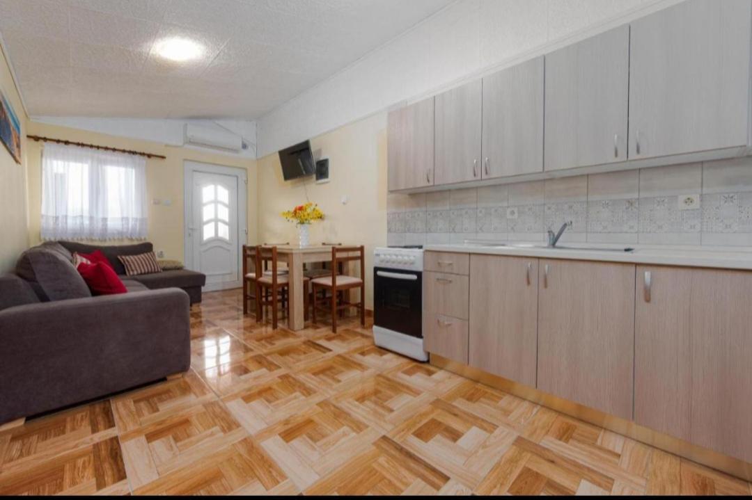 Appartamento Apartman Zlata Vir Esterno foto